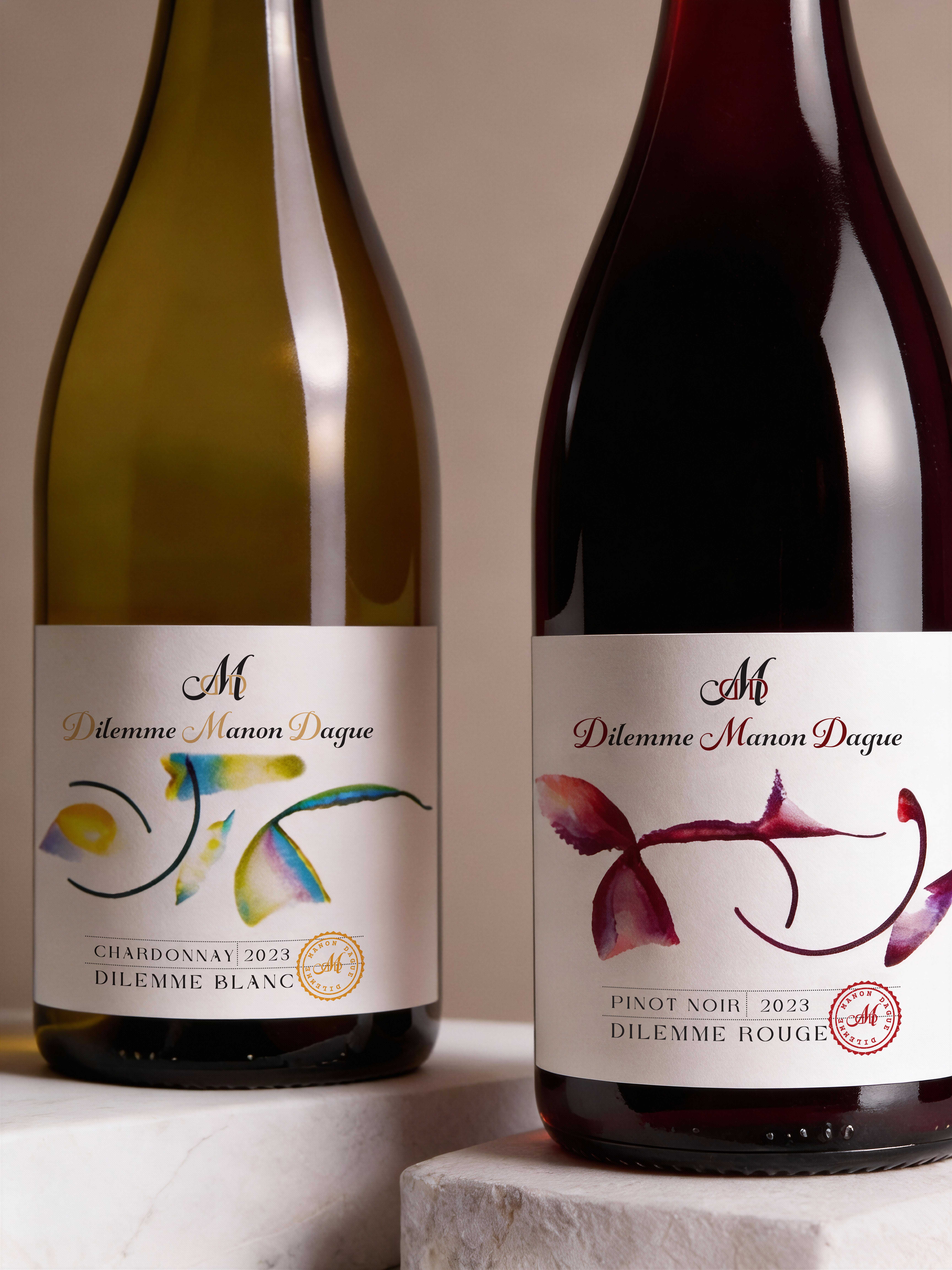 Design d'étiquettes de vin Domaine Dilemme par Manon Dague - Illustration abstraite colorée sur bouteilles blanc et rouge