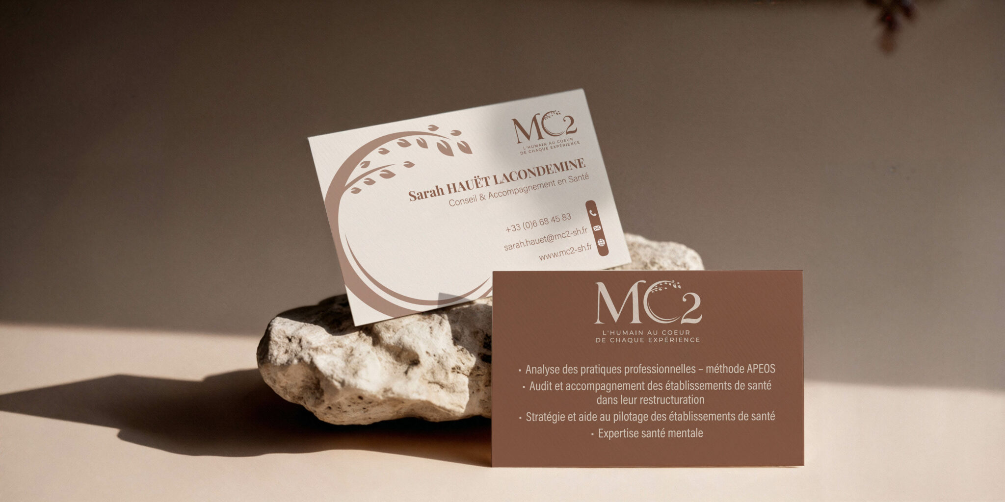 Design de cartes de visite professionnelles pour MC2, cabinet de conseil en établissements de santé - Identité visuelle élégante