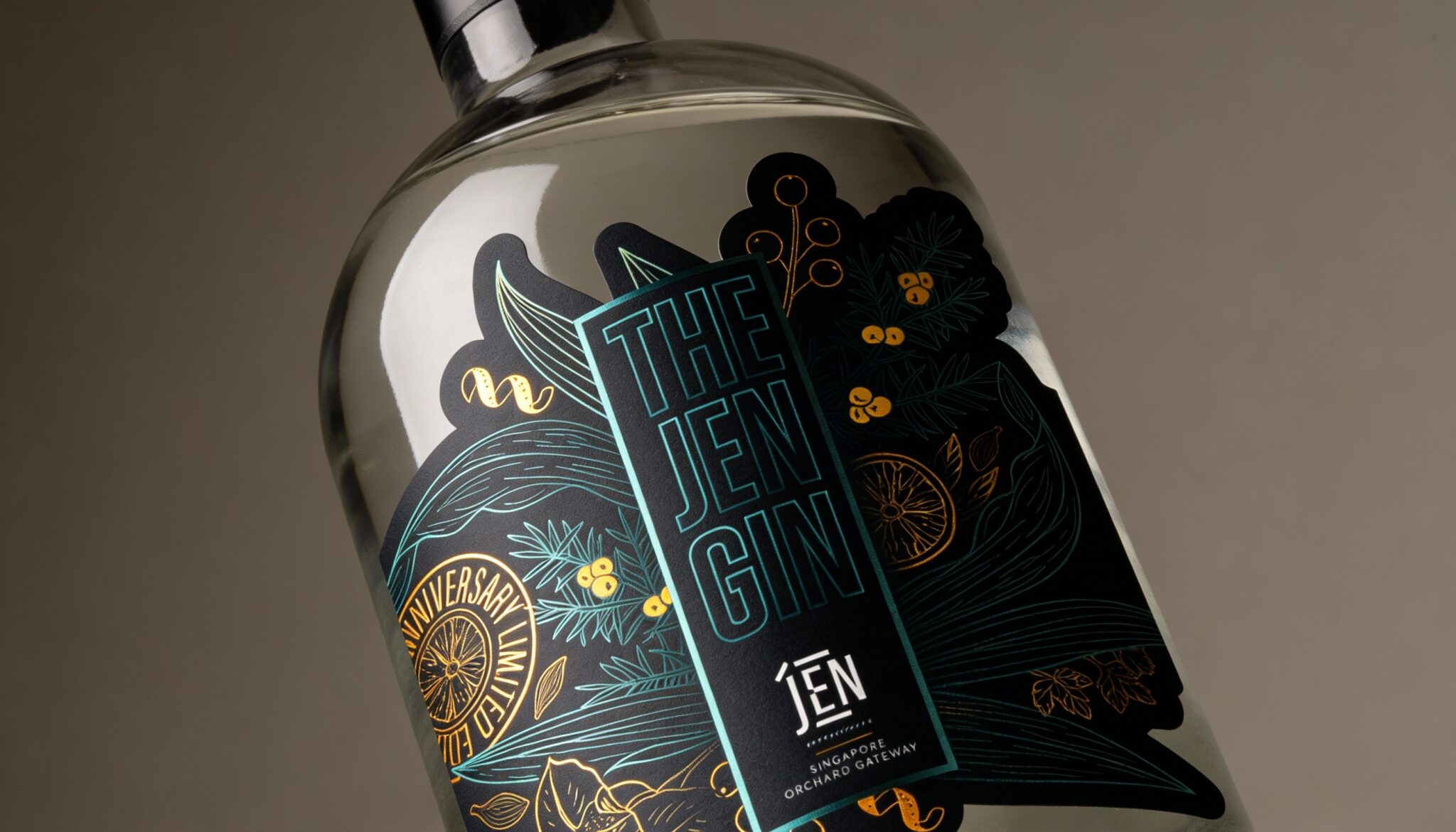 Étiquette de gin personnalisée pour chaîne hôtelière Jen Singapore - Design luxe aux détails dorés