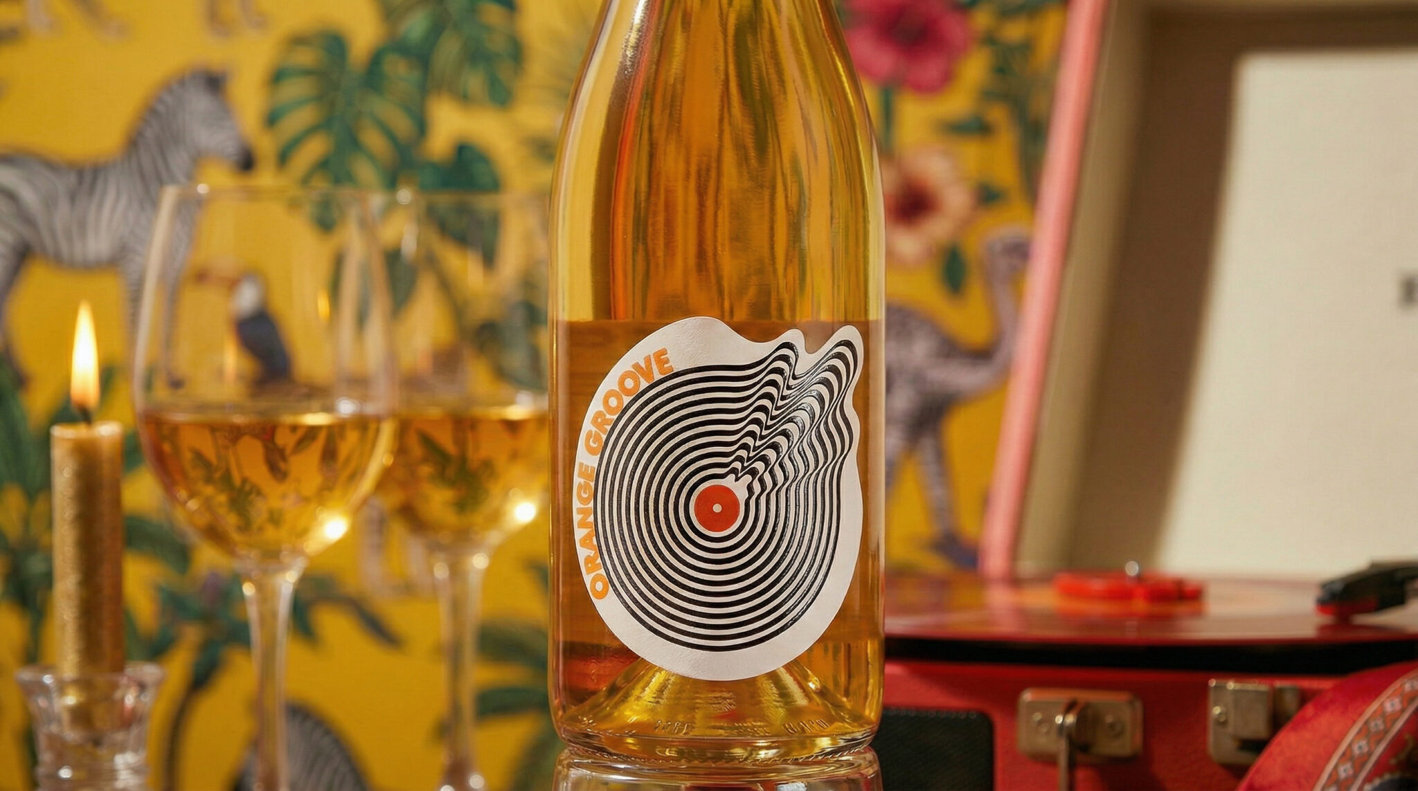 Bouteille vin Orange Groove fond jaune et tourne-disque vintage