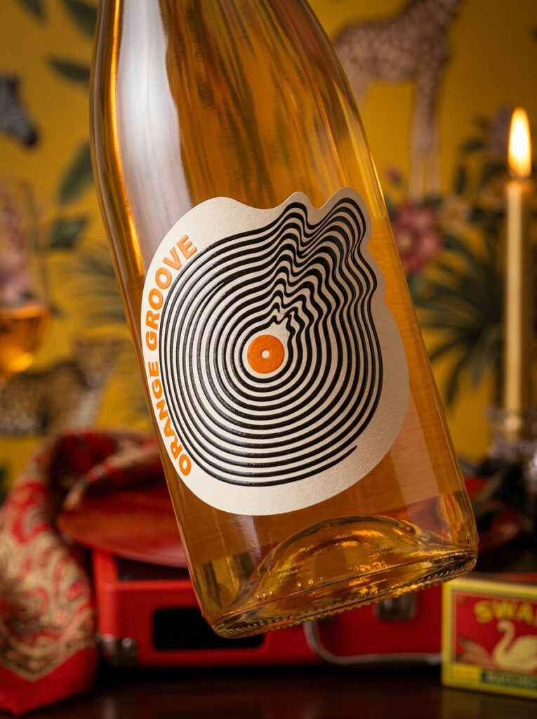 Goulot bouteille Orange Groove fond flou ambiance dorée