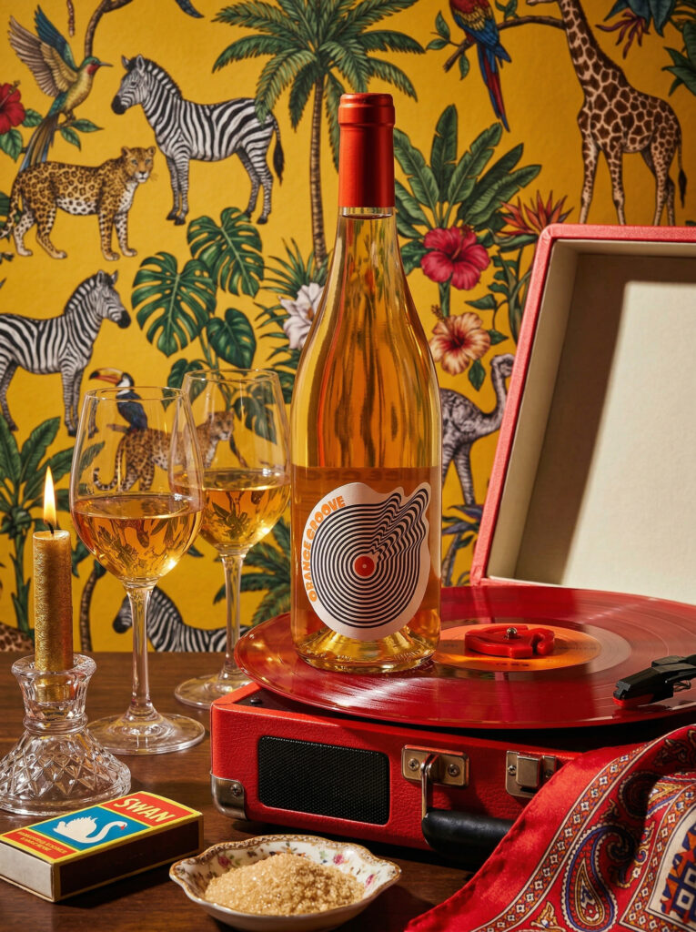 Deux verres vin orange et bouteille Orange Groove décor tropical